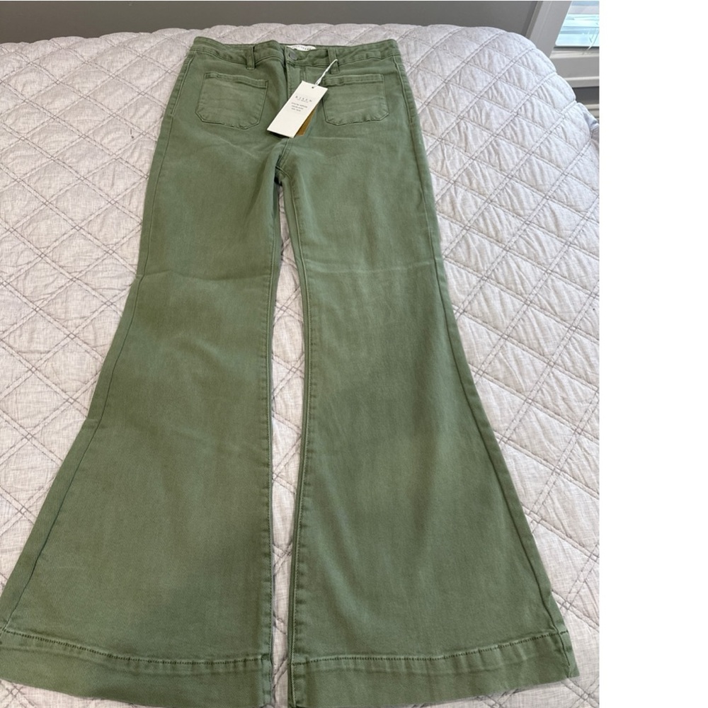 Risen wide leg colored jeans